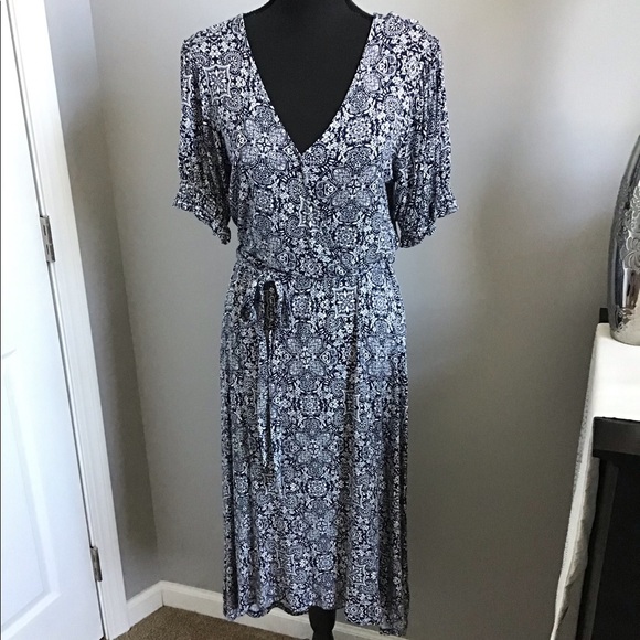 Bobeau Maxi Dress - Picture 2 of 8